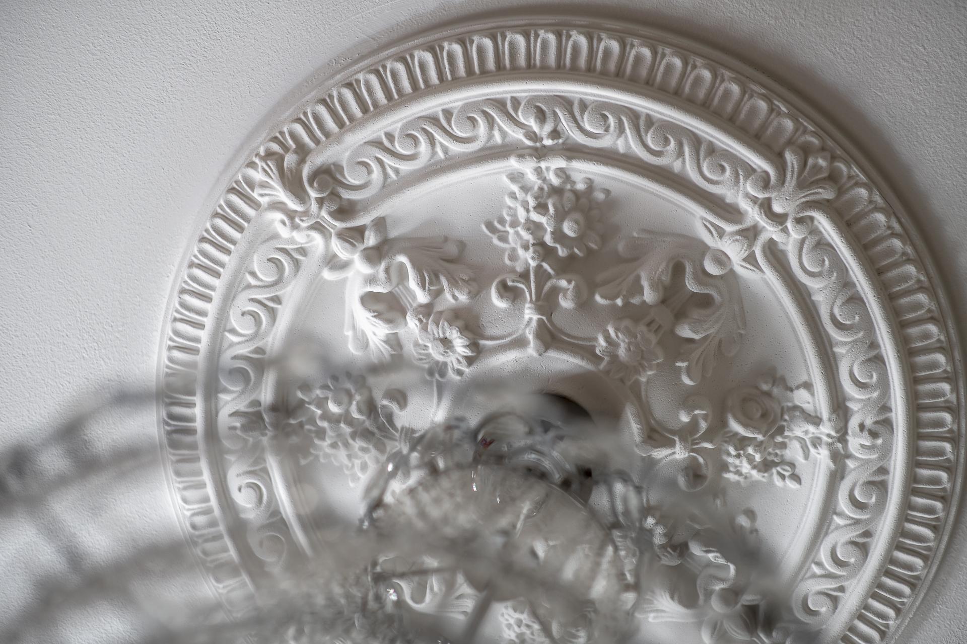 Svulstiga stuckaturer smyckar taken och takrosetter likt juveler för rummen.