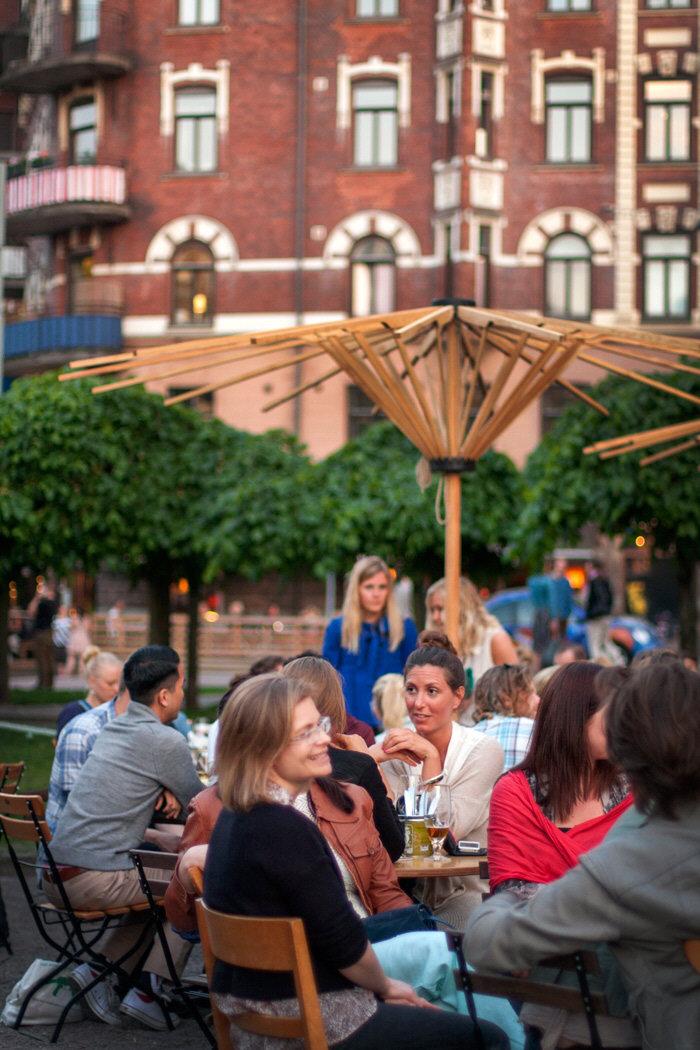 Intill ligger Linnégatan med alla uteserveringar