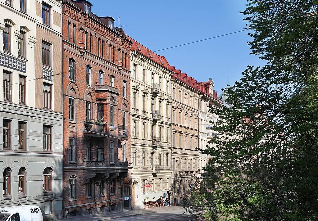 Lågupplöst Vackra tegelfasader längs med gatan