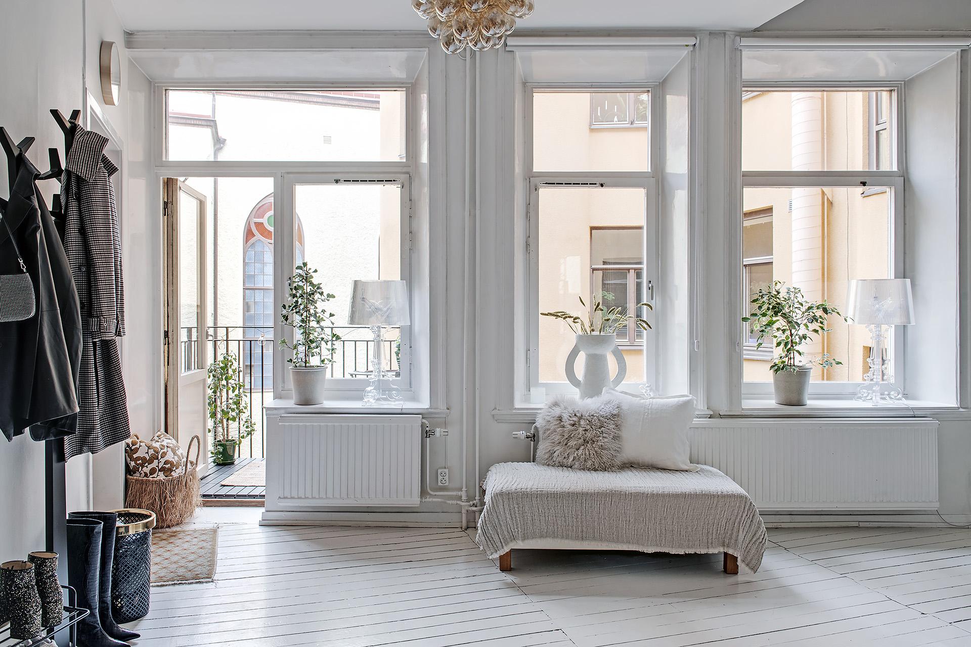 Tre höga fönster på rad - ljuset är det sannerligen inget fel på