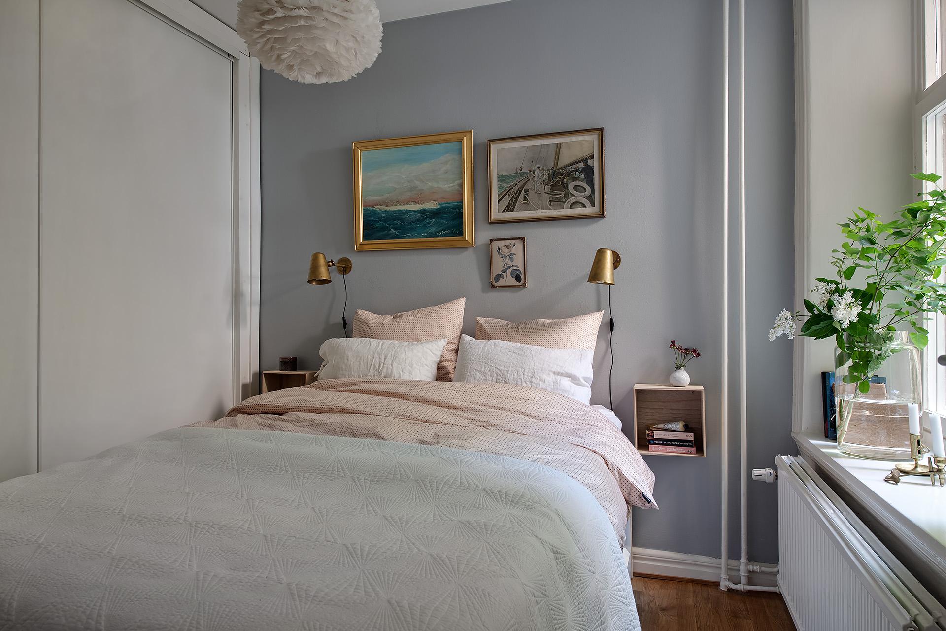 Sovrum för två - och en hel garderobsvägg med förvaring