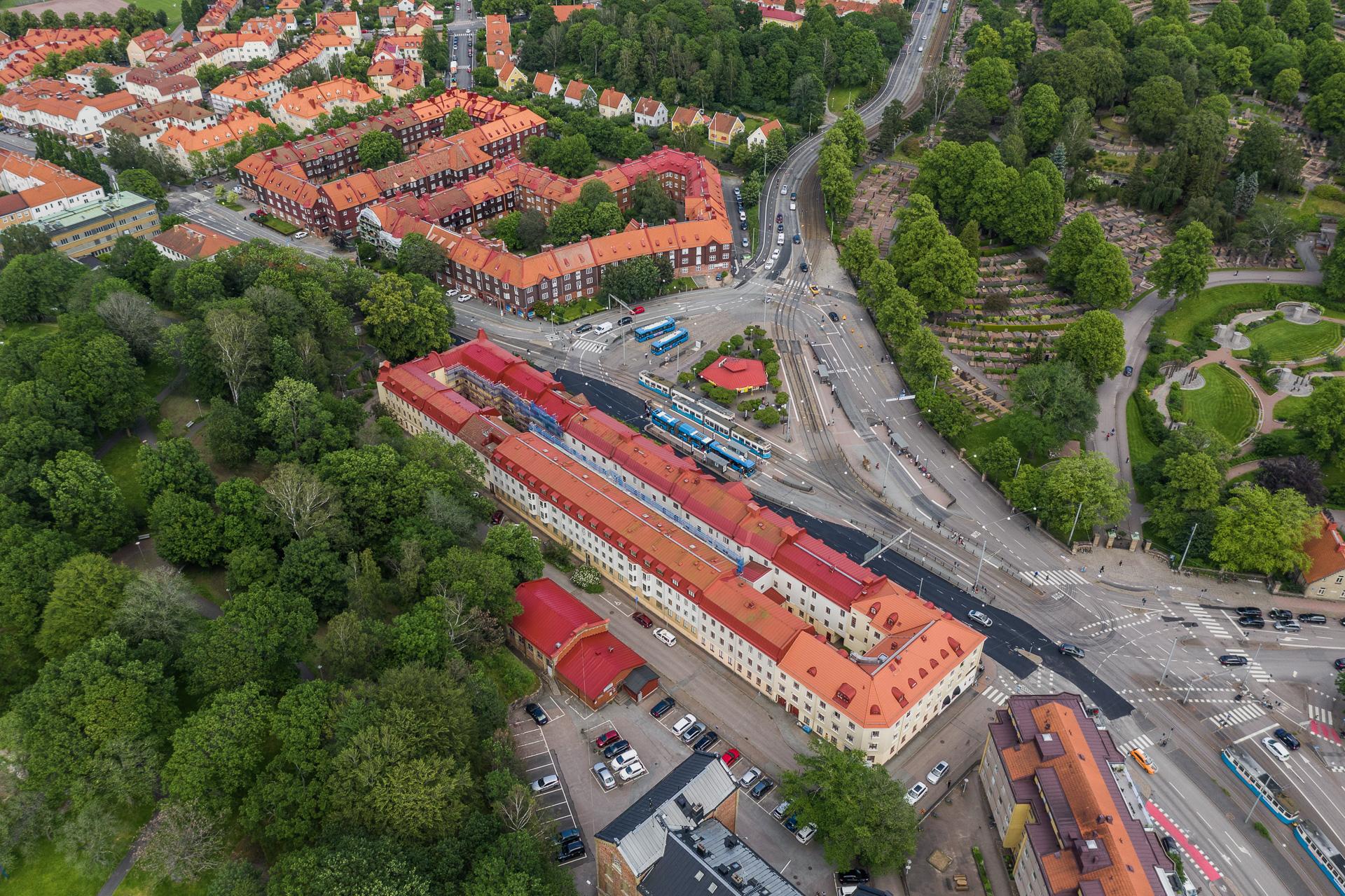 Några minuters promenad från lägenheten ligger Redbergsplatsen