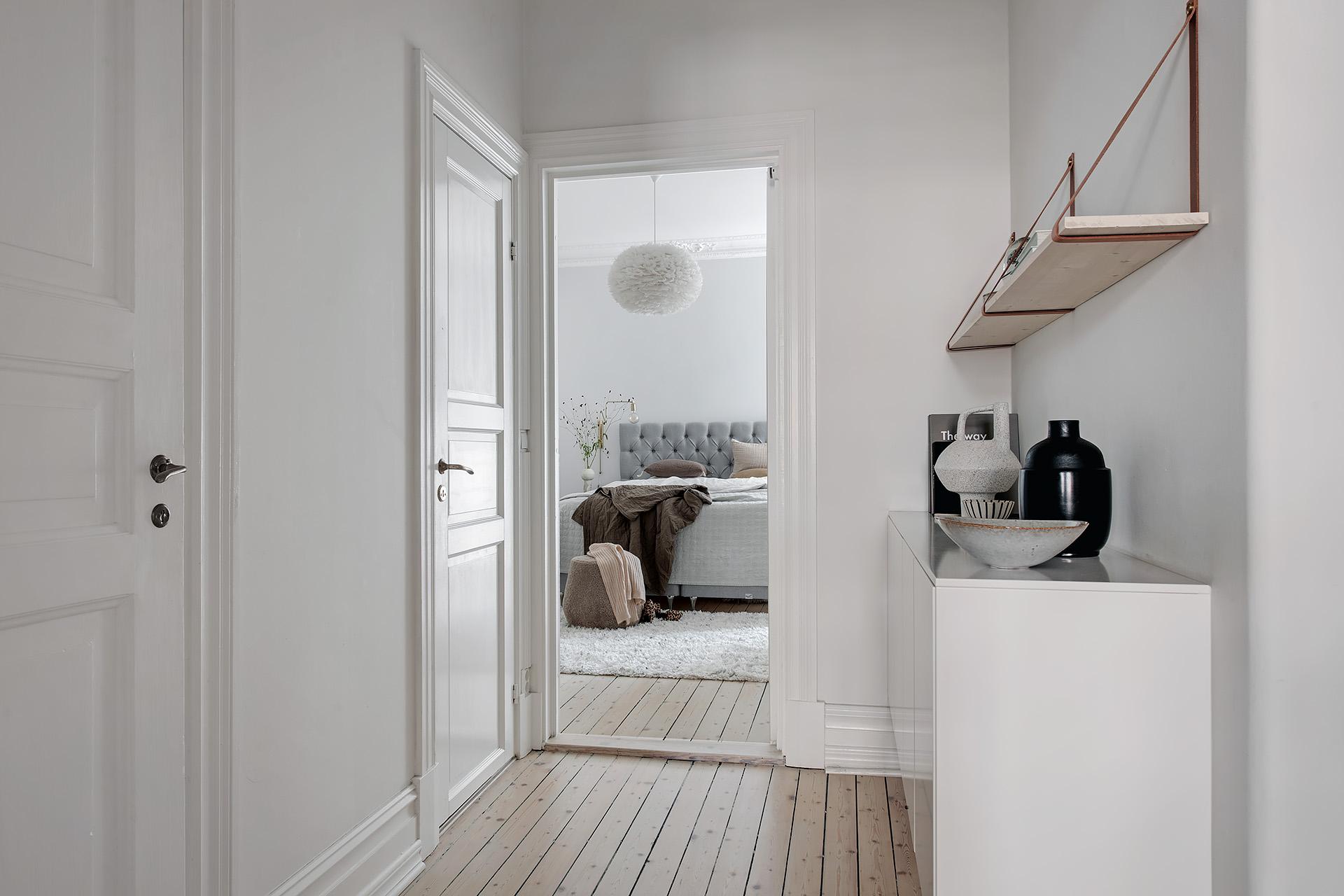 En serveringsgång leder in till master bedroom