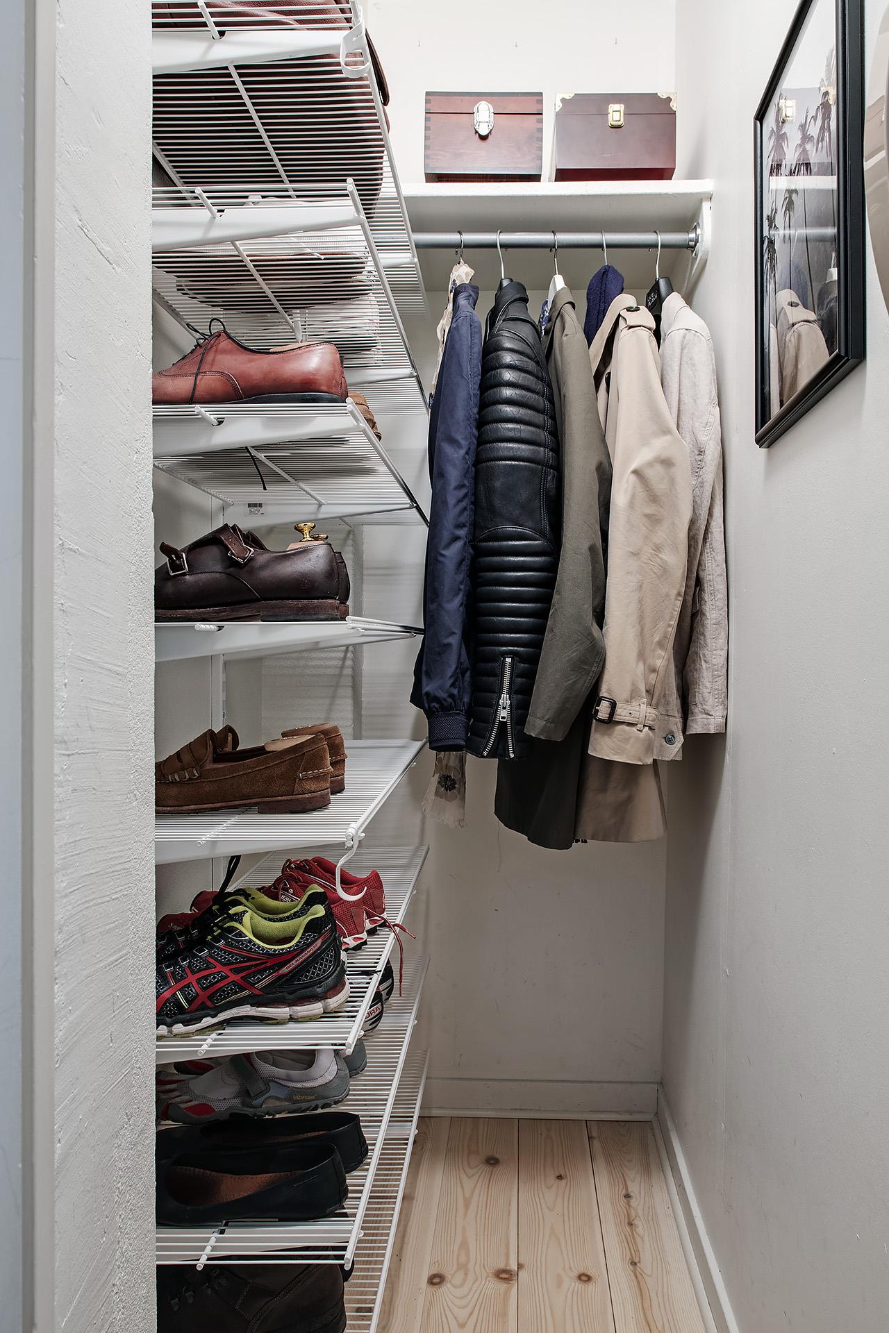 Hallen toppas med en separat walk-in closet