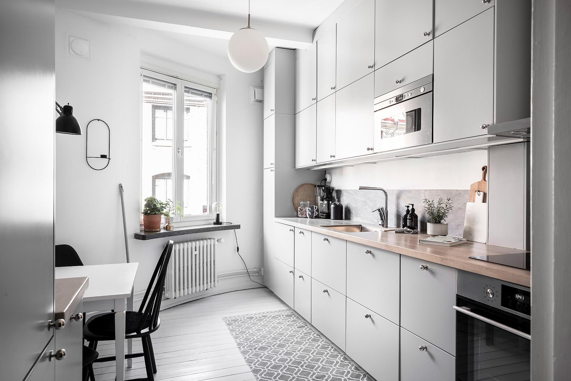 Välutrustat och snyggt kök med stram design