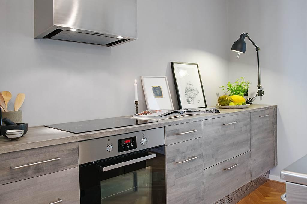 som pigmenterats med vax för att se ut som drivved