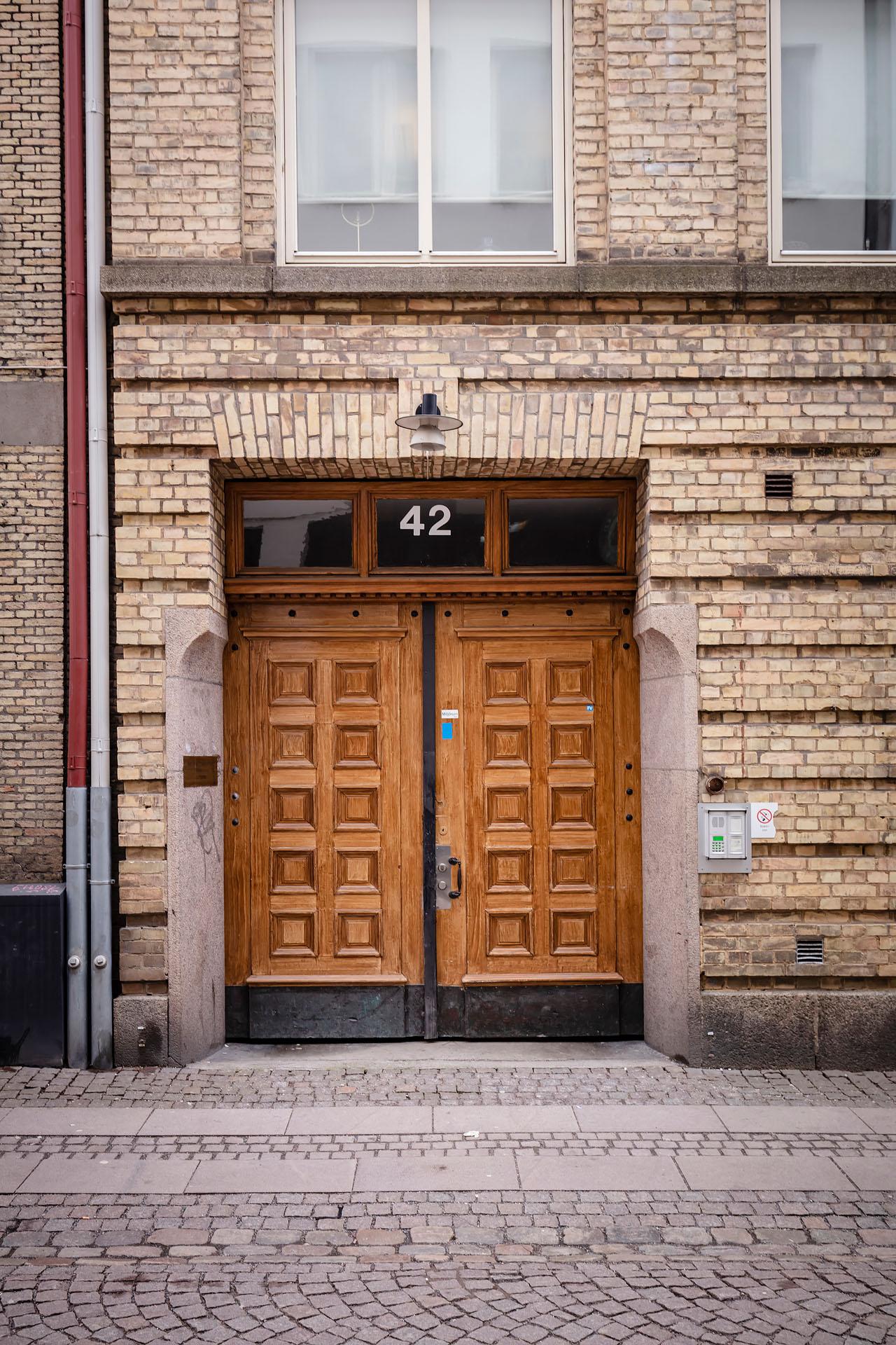 Utanför den vackra ekporten finns stans alla bemvämligheter