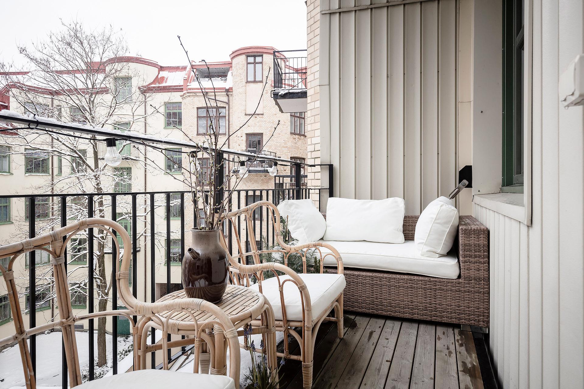 Rymlig balkong med sol hela dagen och en bra stund in på kvällen