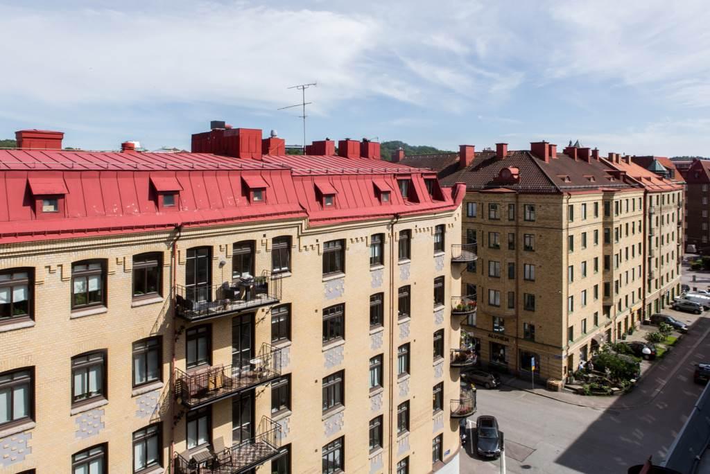 Blicka ut över fina stenfastigheter som står på rad
