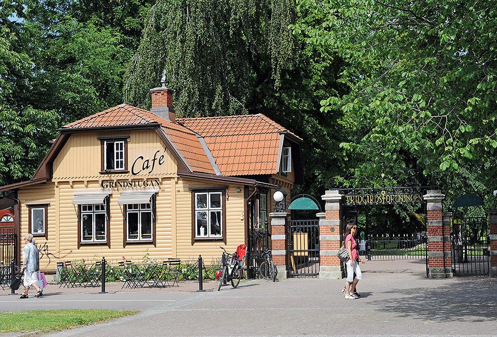 På andra sidan vallgraven finner du grönskan