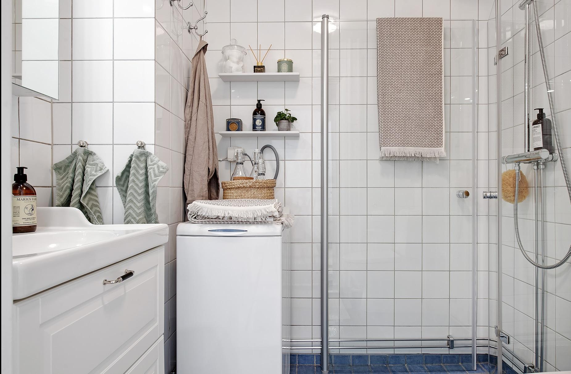 Lågupplöst Fräscht badrum med ny inredning