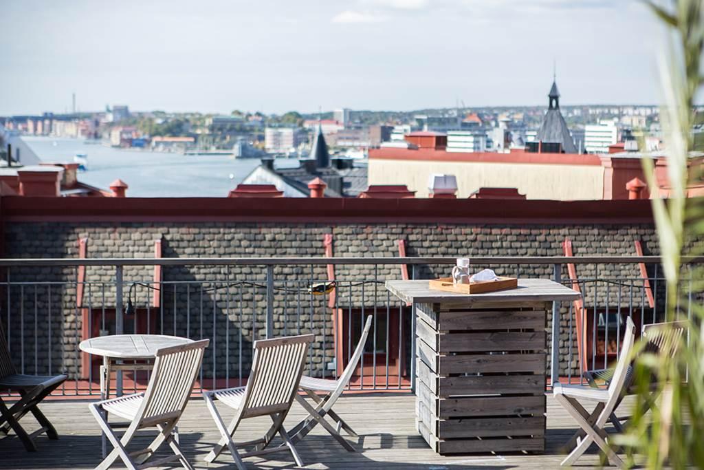 Ett optimalt läge med sol hela dagen och utsikt över hamninloppet