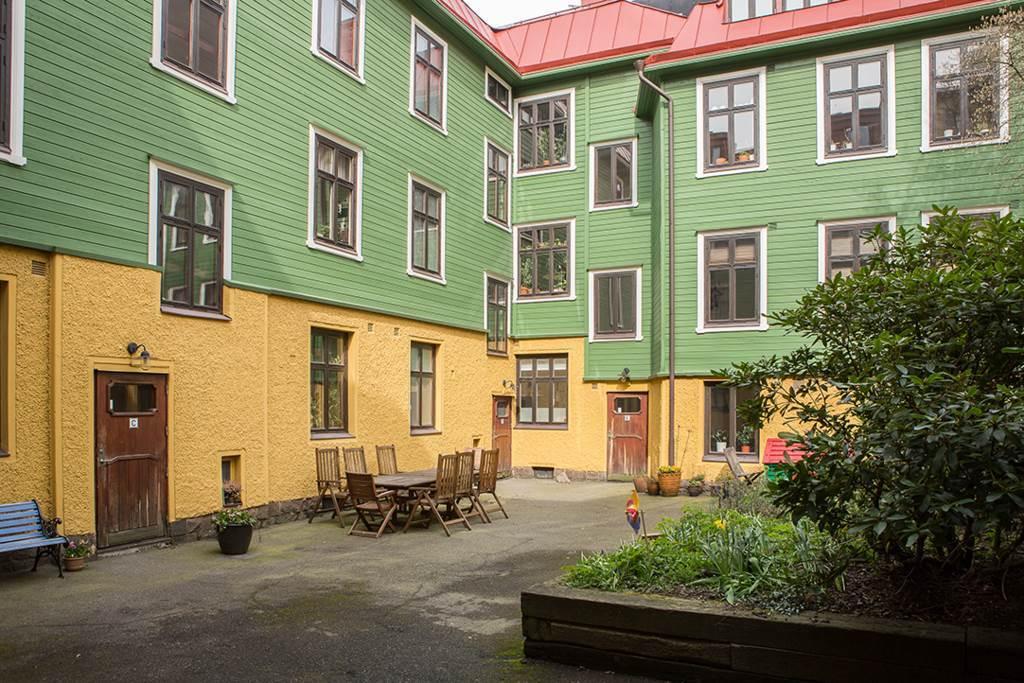 Från gården, som inom en snar framtid skall renoveras, nås både tvättstuga och förråd