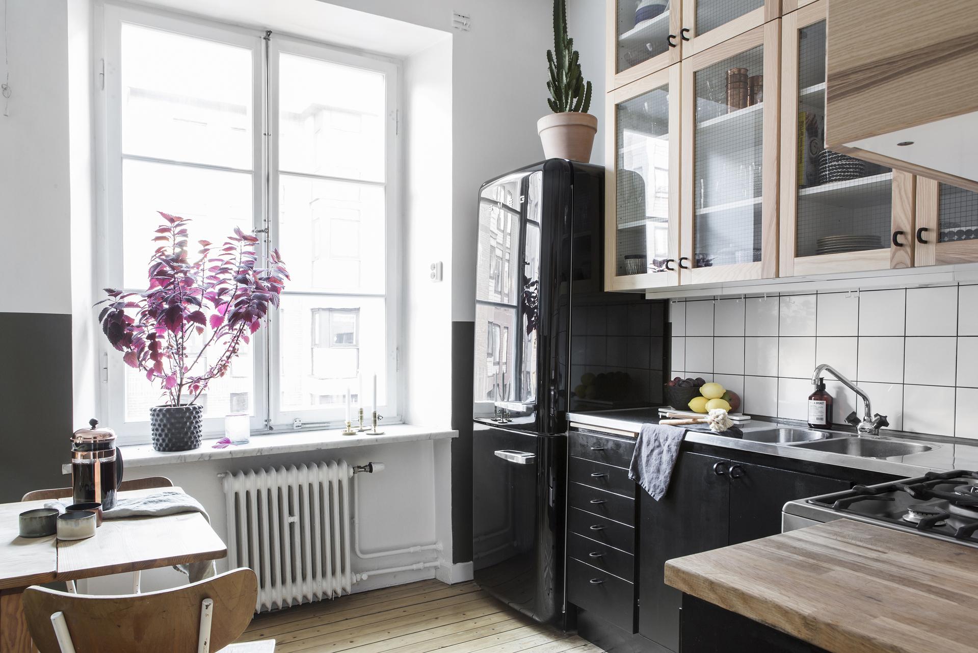 Smegkyl i ett för övrigt rustikt kök