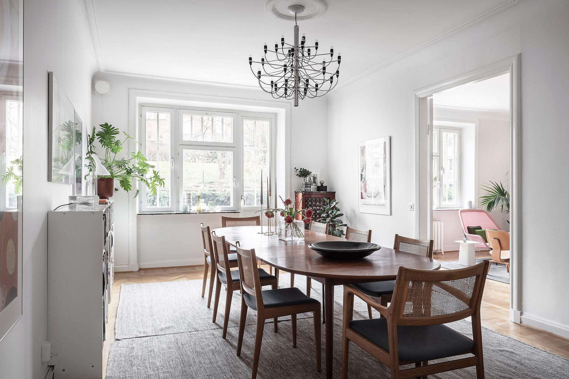 Storslagen matsal med plats för många middagsgäster
