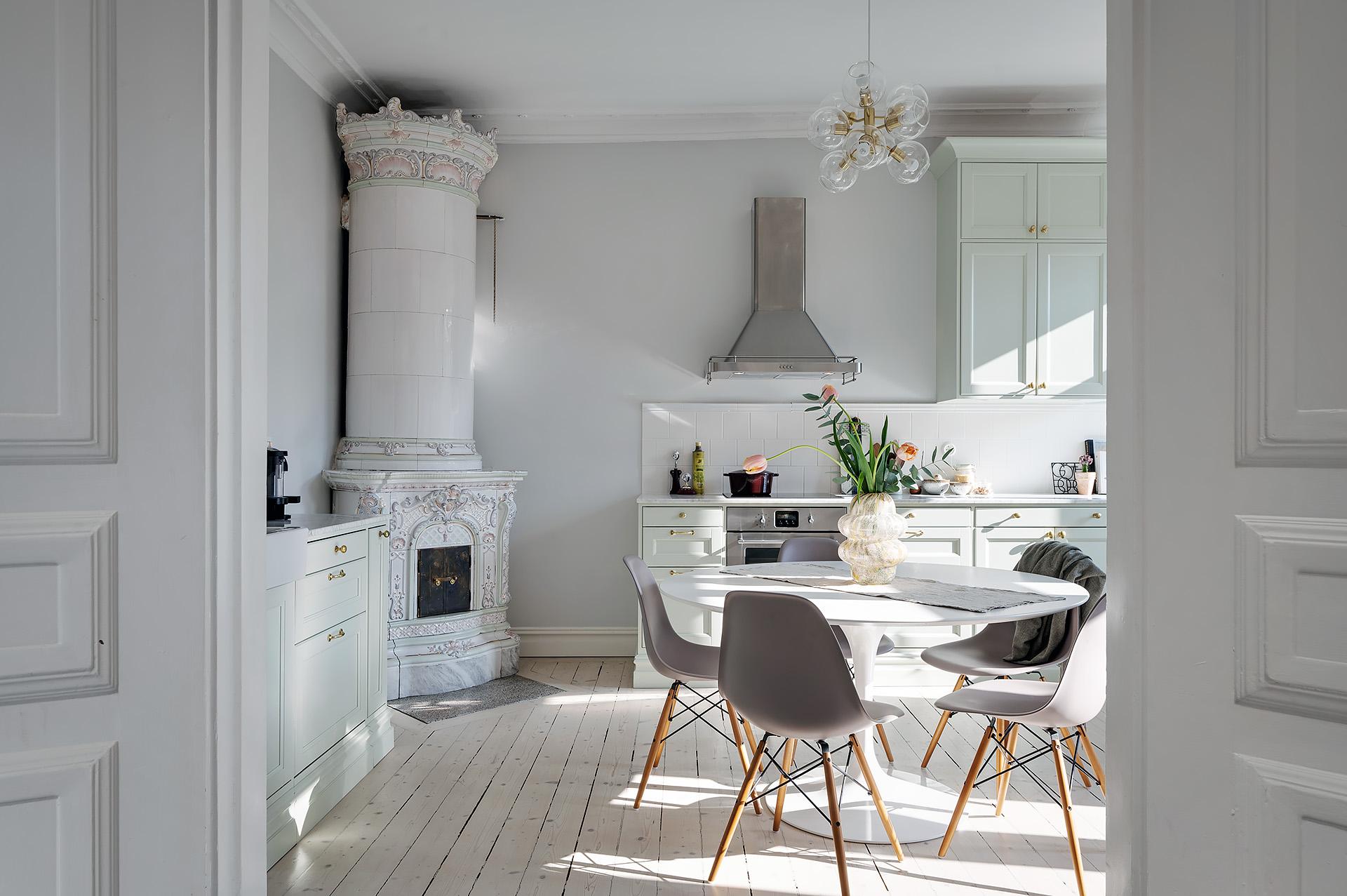 Vackra pardörrar avskiljer mot köket