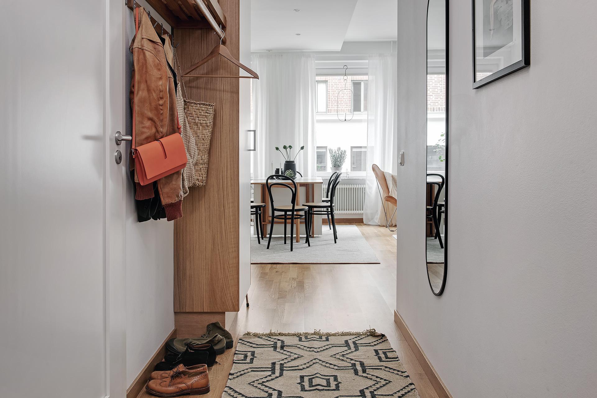 Badrum till vänster, kök rakt fram