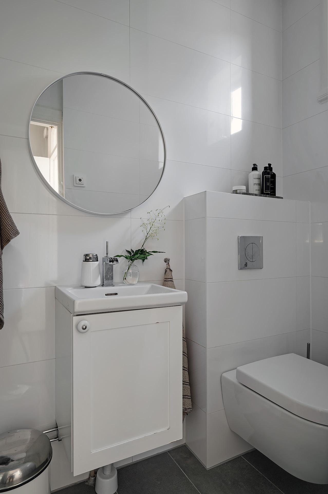 Badrum med dusch på nedervåningen