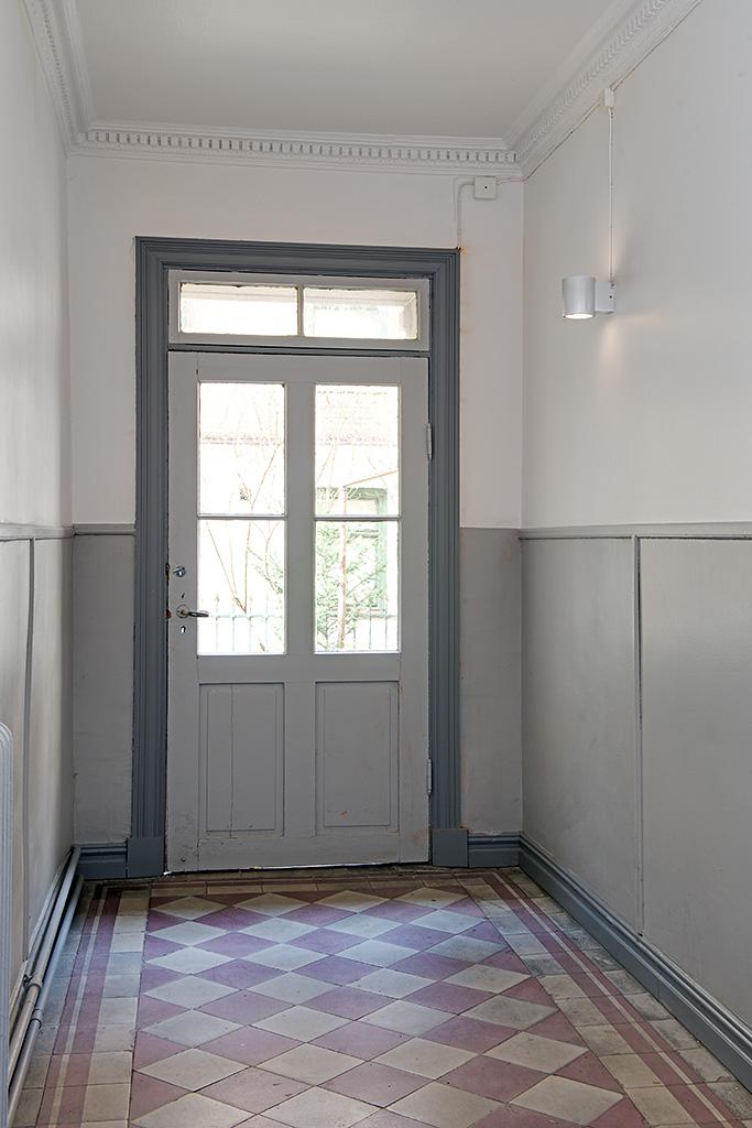 Prydligt och välskött med stuckatur och rutor