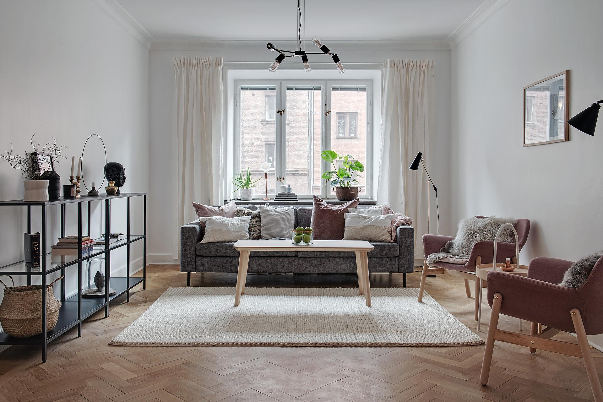 Stuckaturer och en smäcker takrosett smyckar rummet