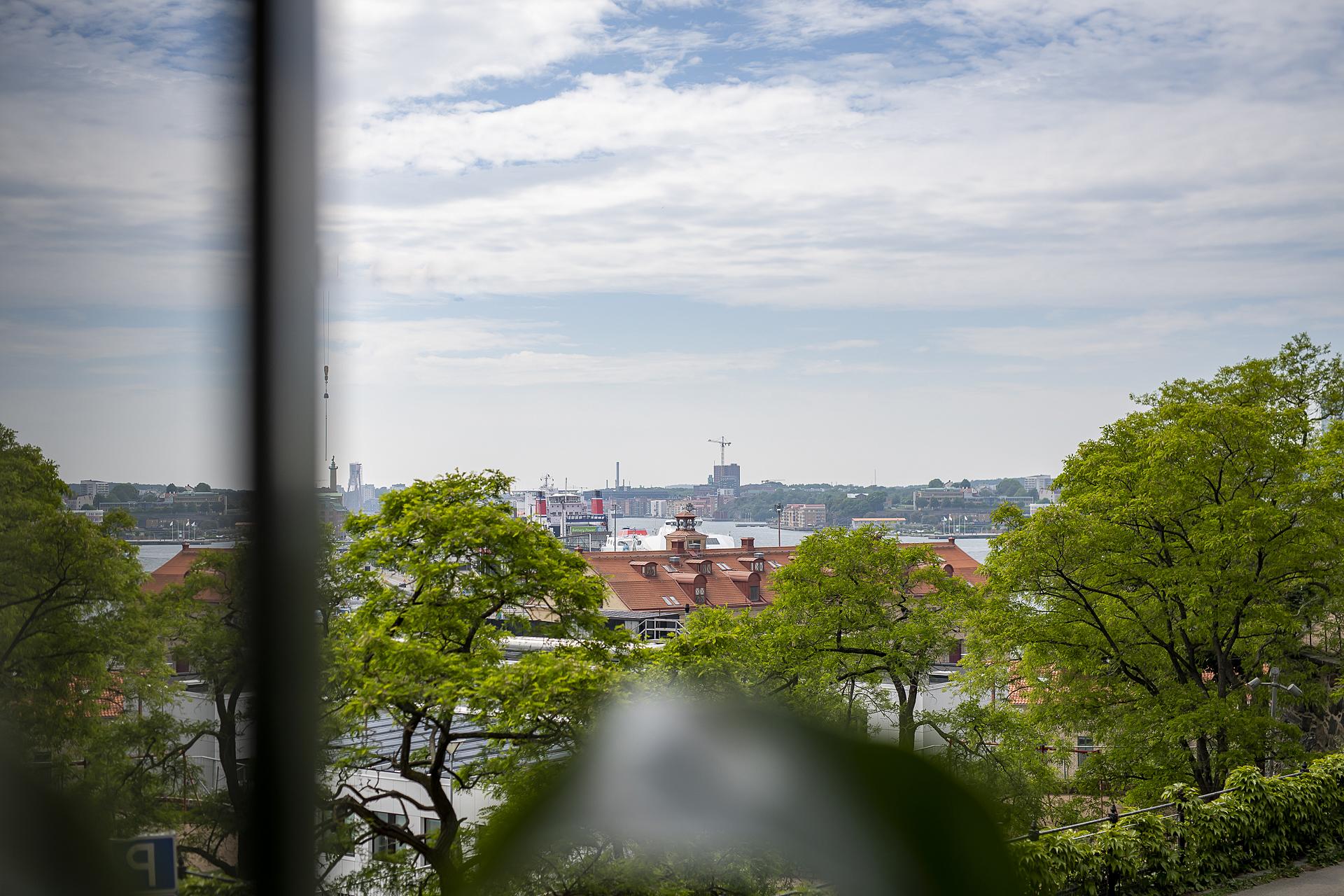 Milsvid utsikt över hamn och stad