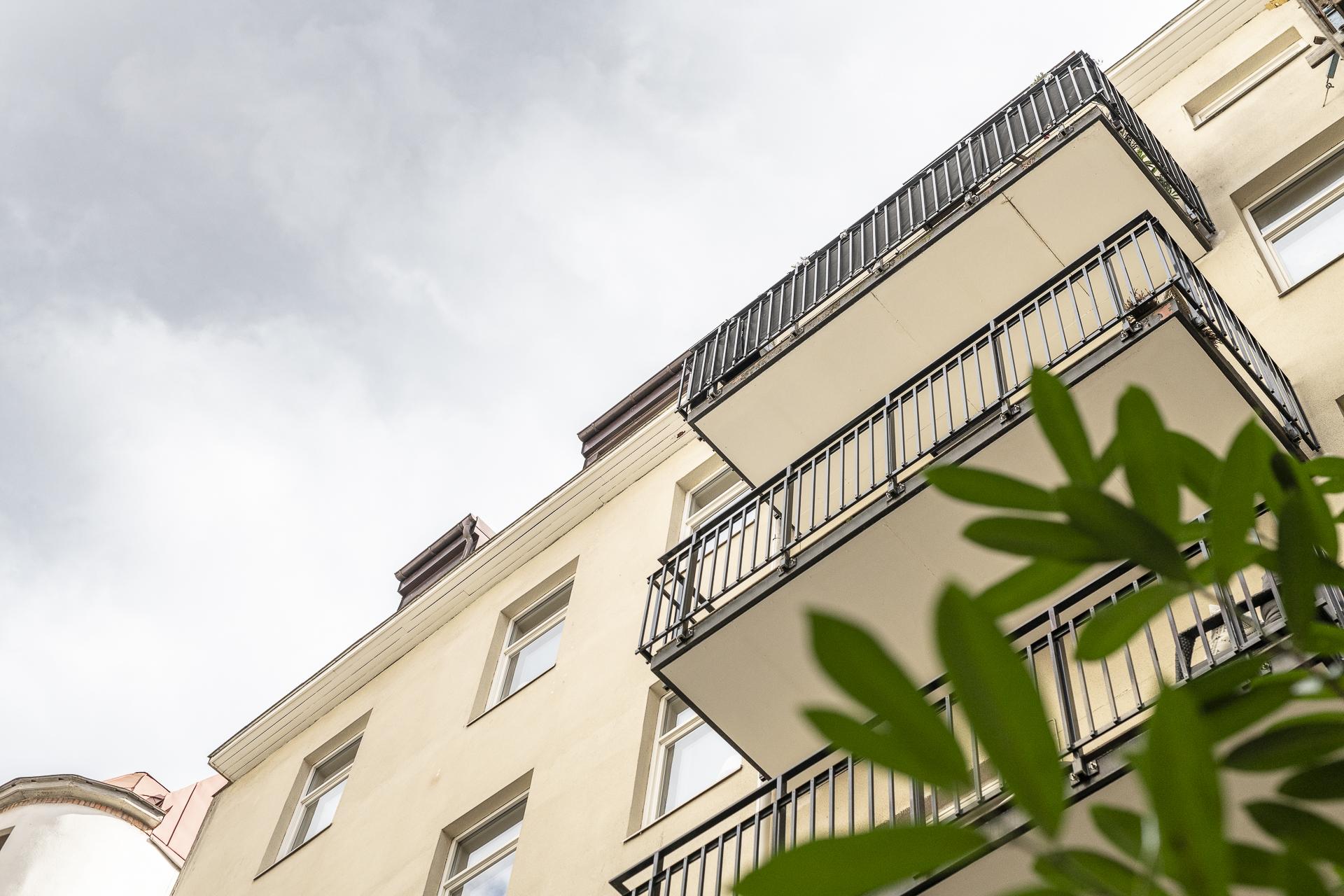 Högst upp av balkongerna, granne med molnen