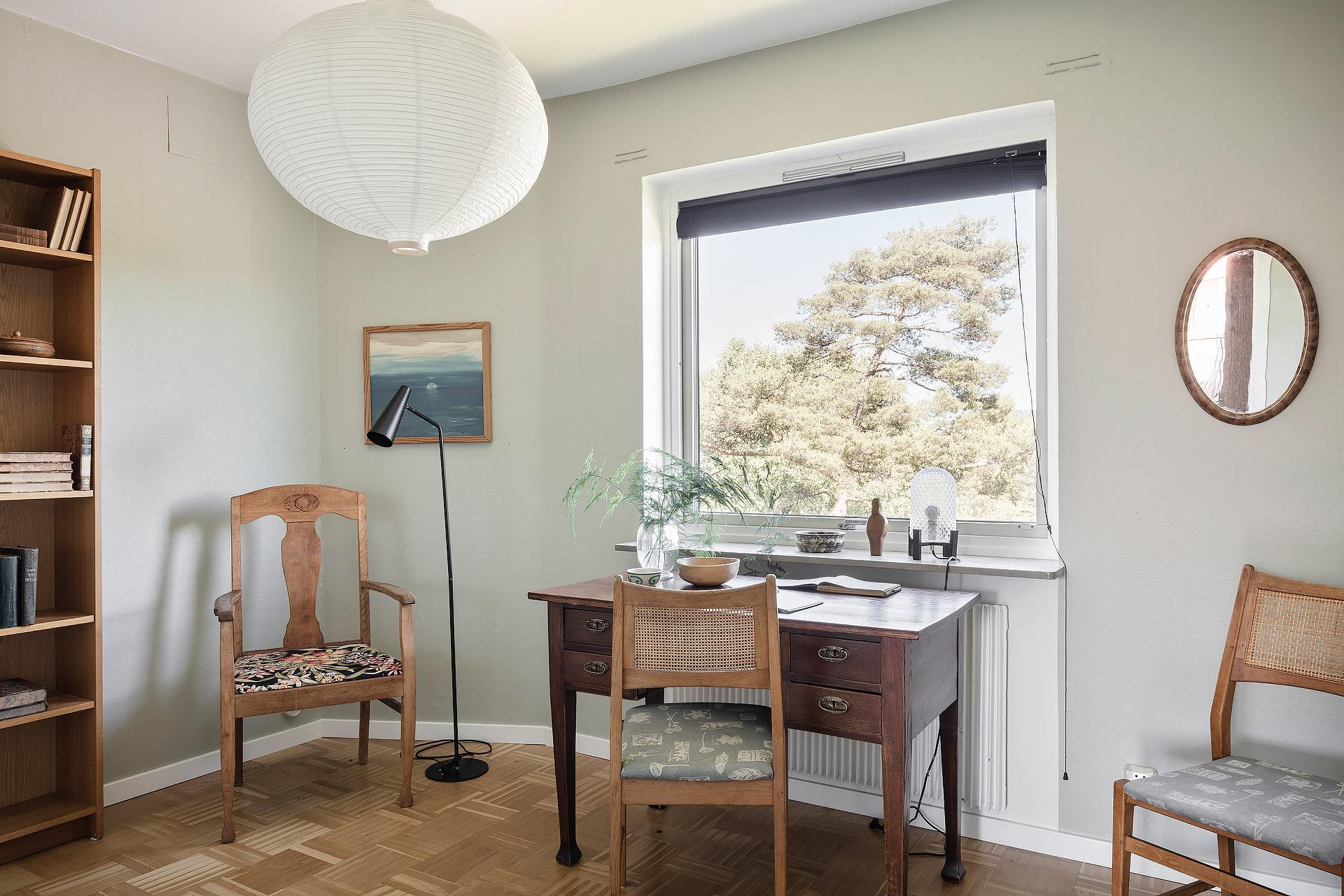 Även sovrum 2 har fönster som vetter mot baksidan och skogen