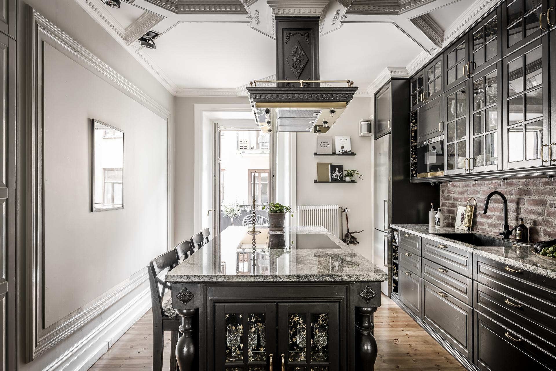 Skickliga snickare och stöddiga stenhuggare har bidragit till kökets utformning