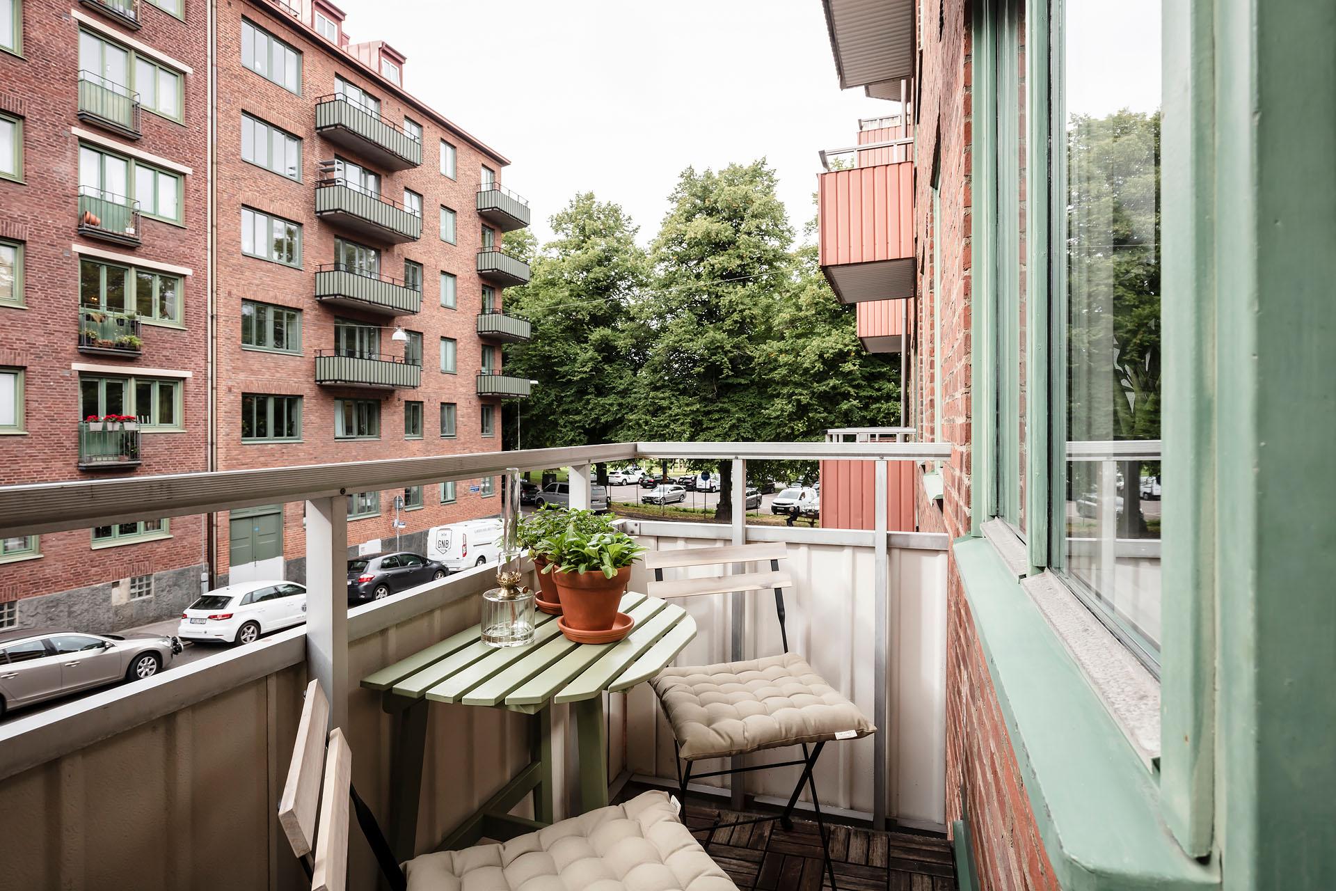 Grönskan i Carlanderska parken är påtaglig