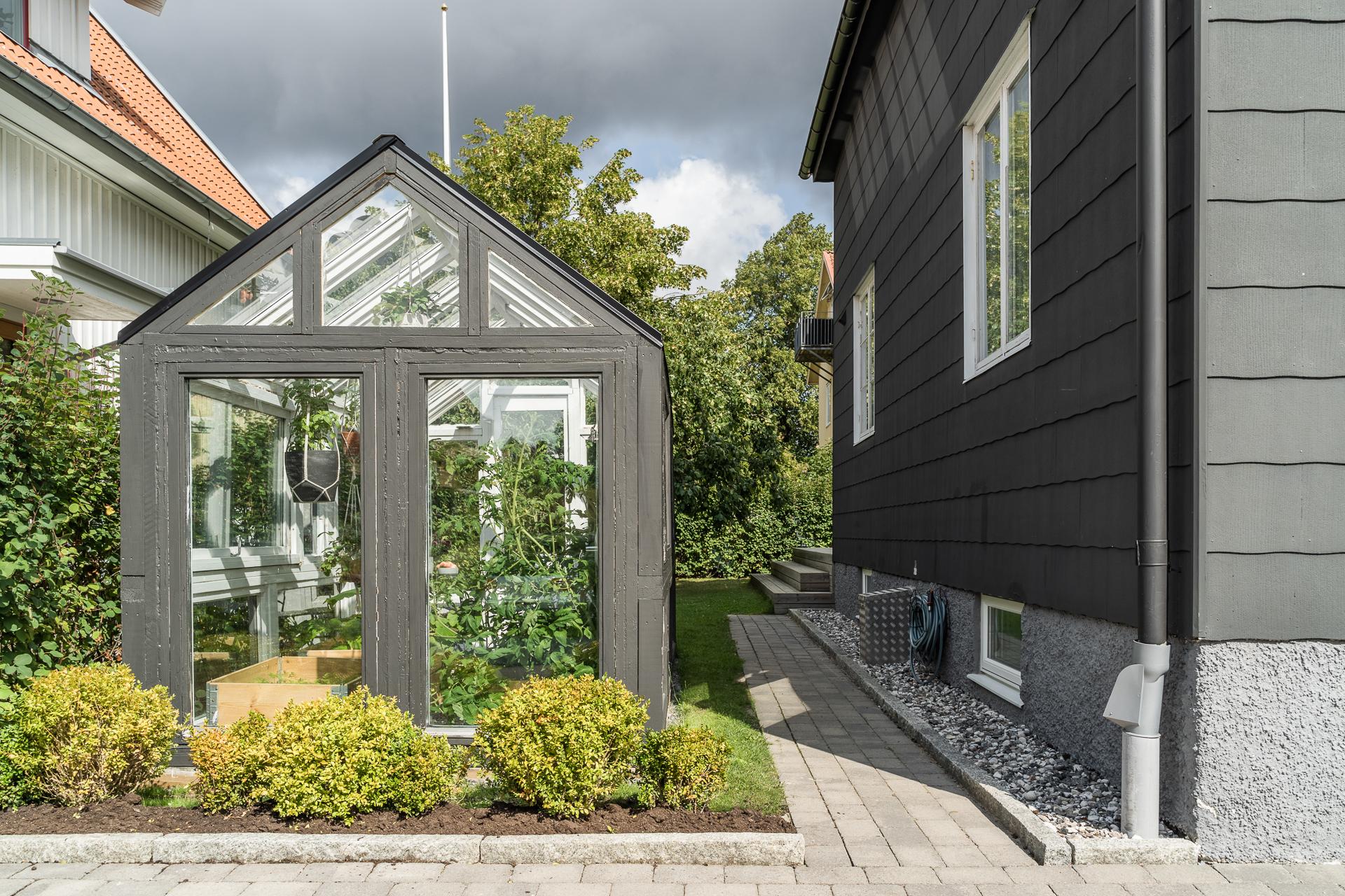 Stenlagd uppställningsplats för två bilar