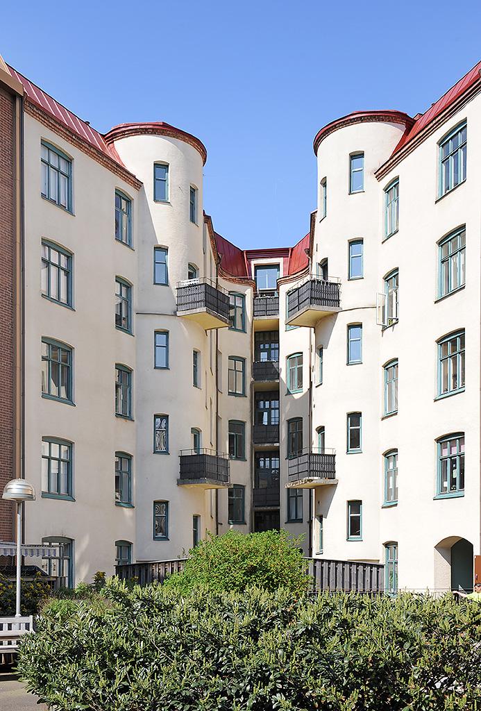 Fint putsad gårdsfasad där balkonger skall byggas