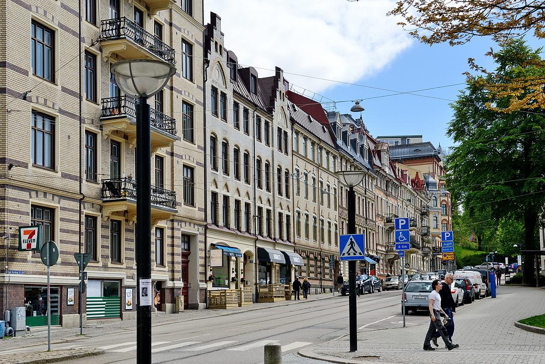 Stolta stenhus på gatan