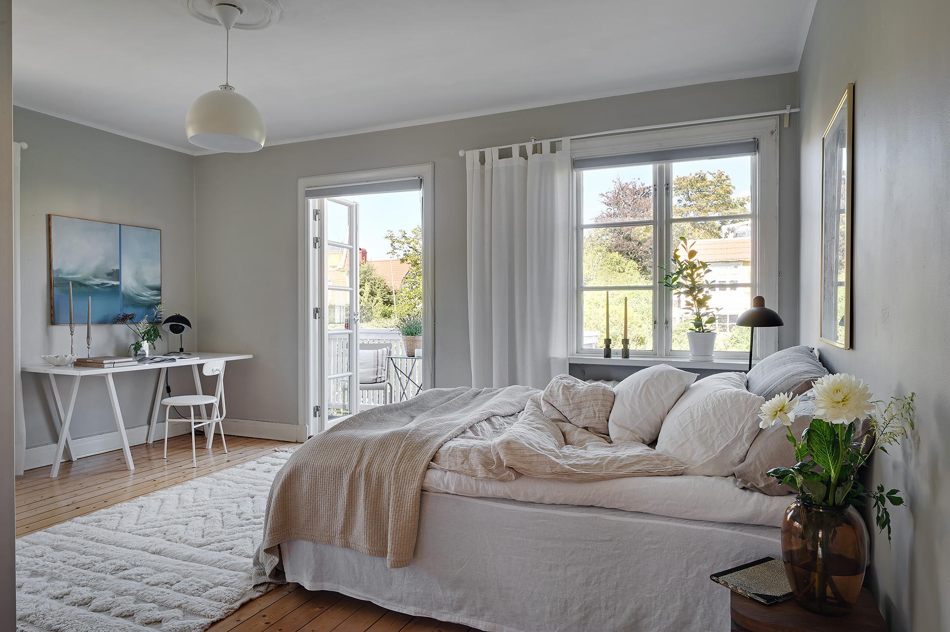 Master bedroom med utgång till balkong