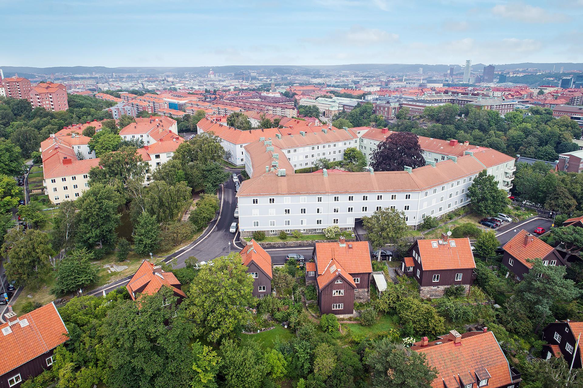 Lugna kvarter uppe på höjden, inbäddade i grönska