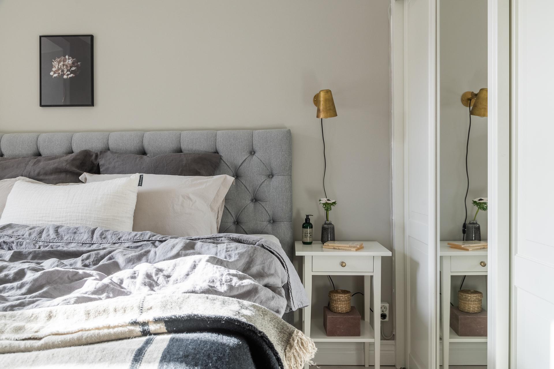 Till höger finns garderober med skjutdörrrar