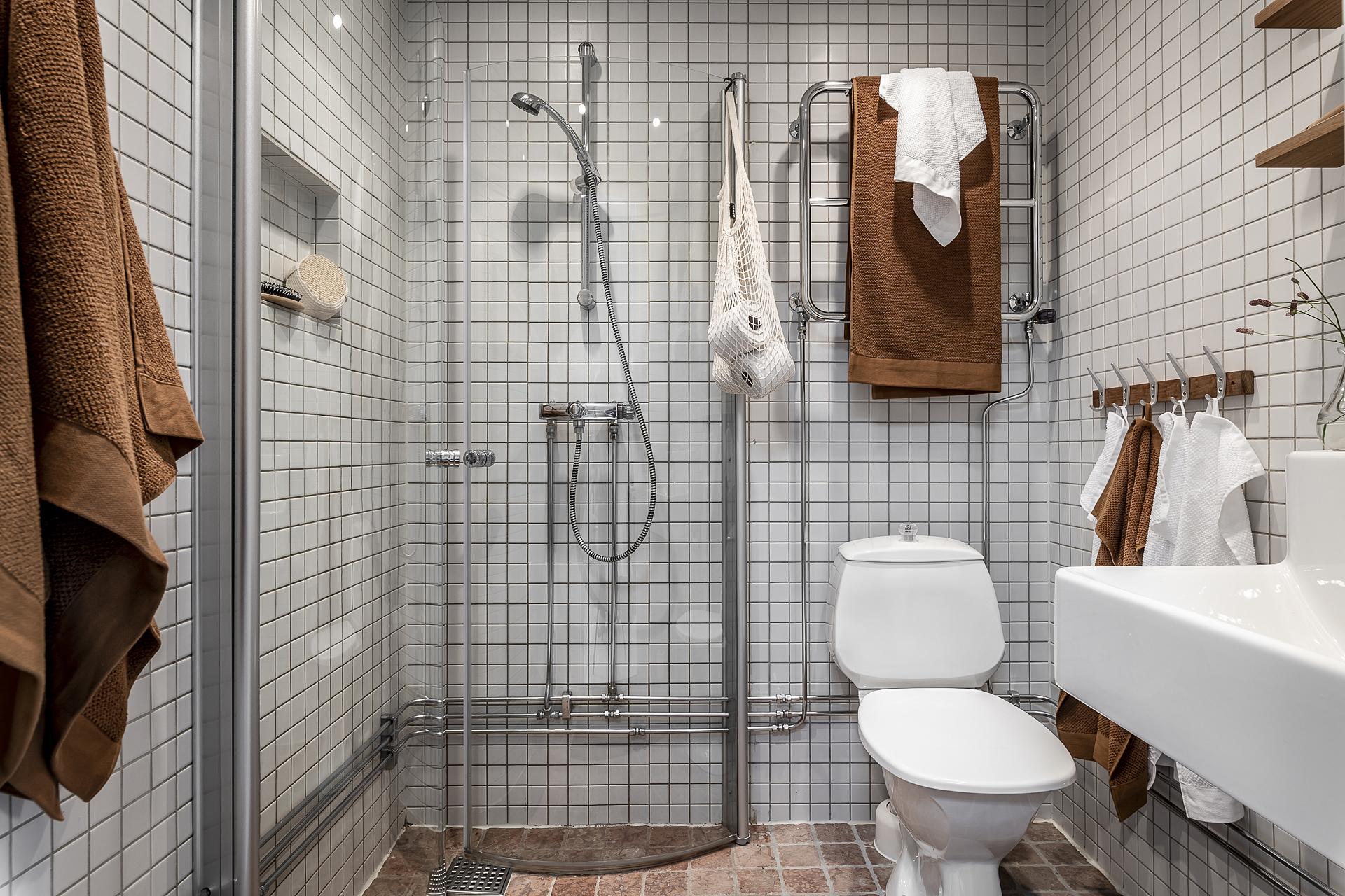 Fräscht badrum med dusch