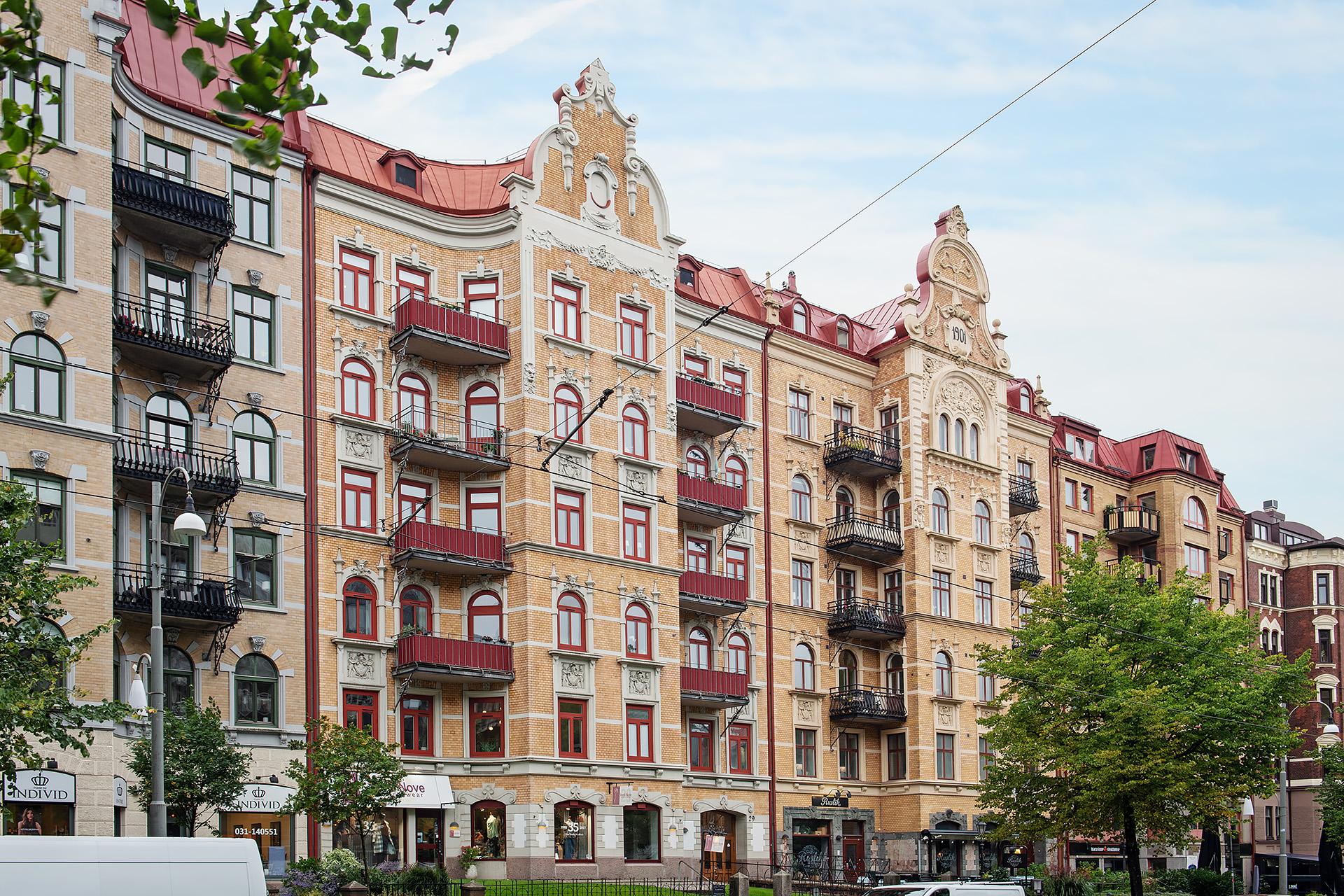 Huset med röda balkongskydd, näst längst upp till vänster