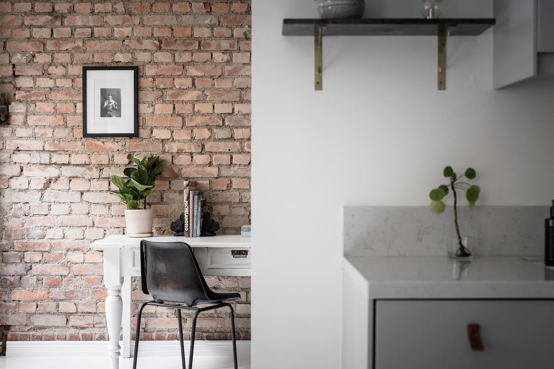 Effektfulla kontraster genomsyrar detta hem