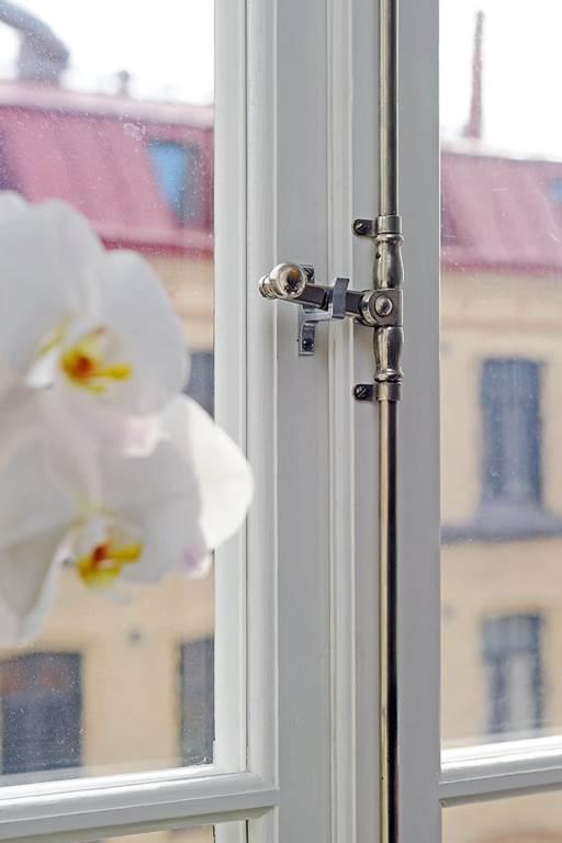 Spröjsade munblåsta fönster med fina beslag