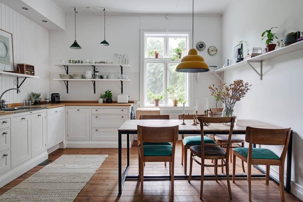 Ovanligt stort sällskapskök med platsbyggd inredning