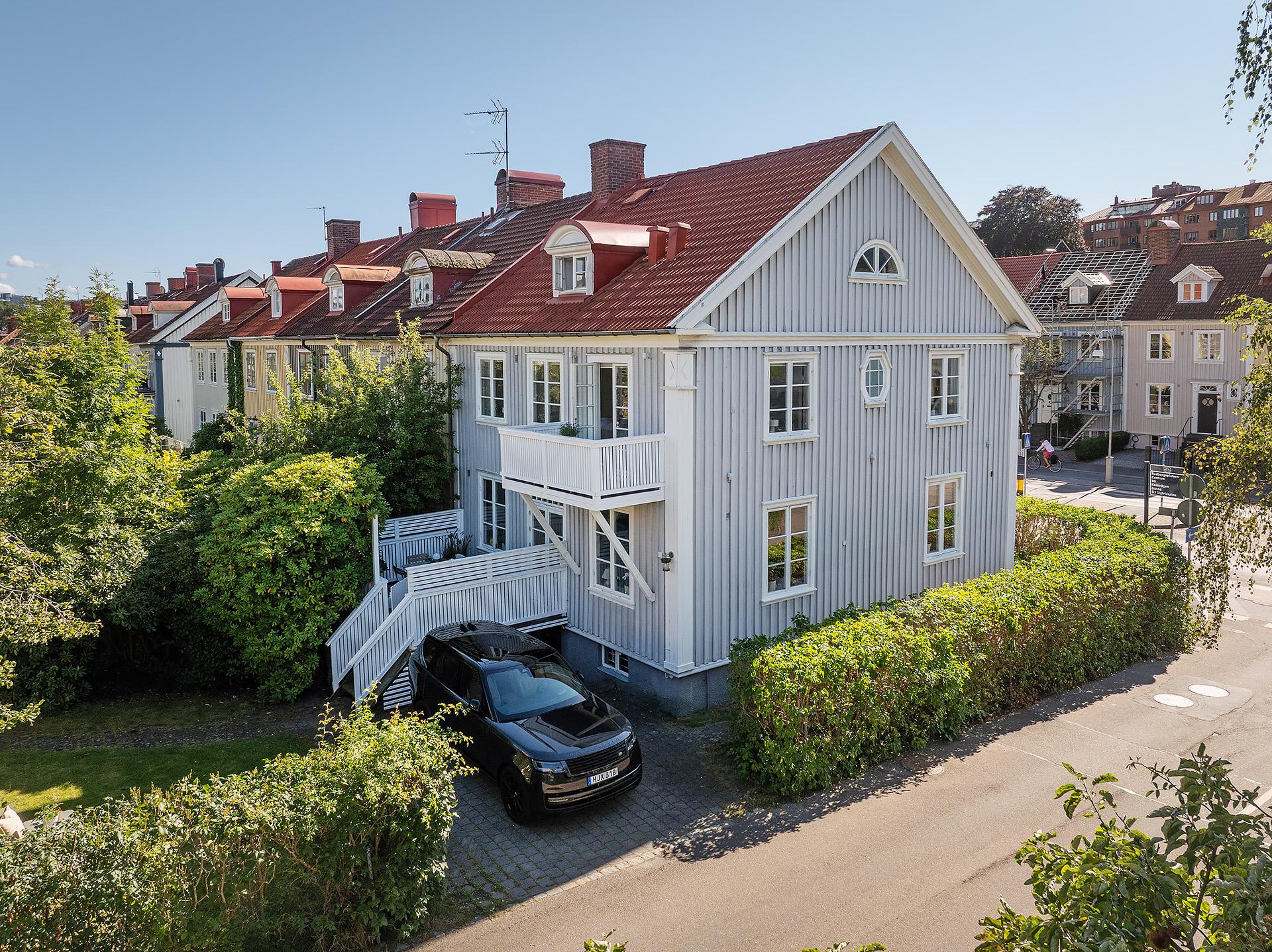 Två egna p-platser är ovanligt på gatan