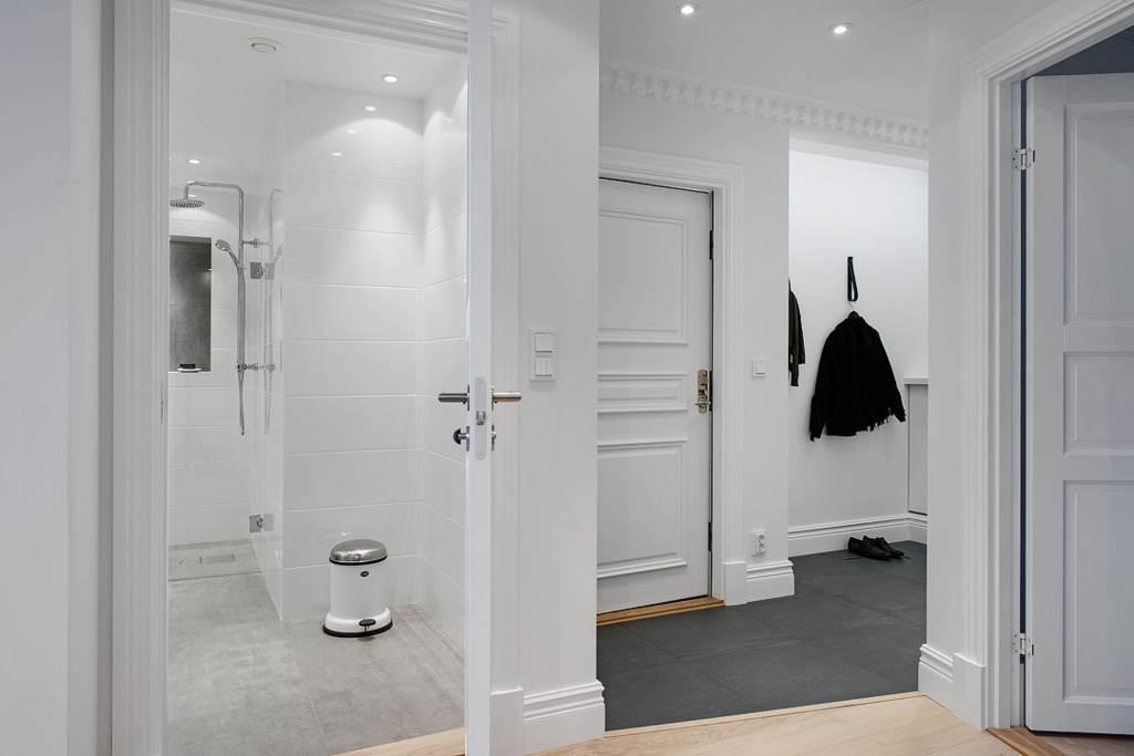 Välkomnande hall med gott om utrymme för förvaring