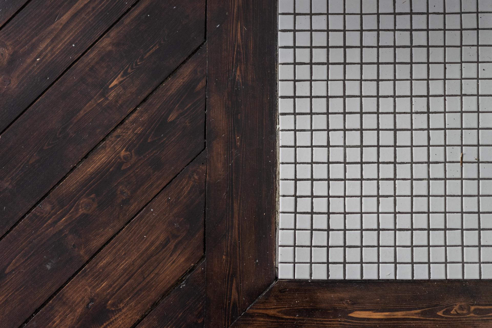 Mörkbetsade golv löper genom hela lägenheten