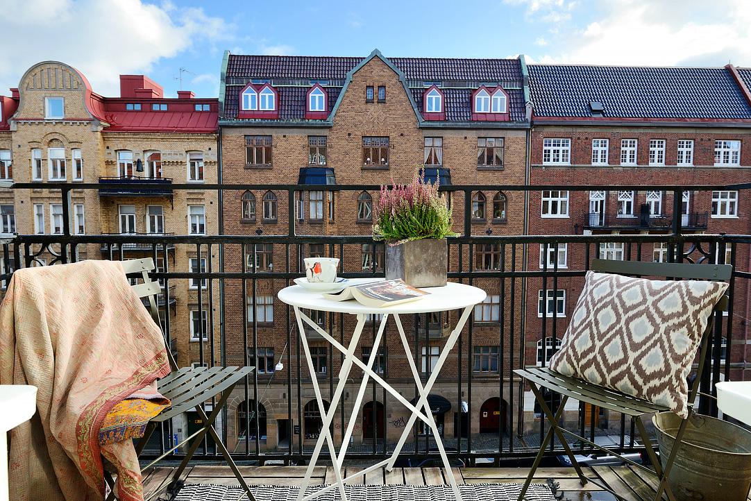 Väl tilltagen balkong med högt läge- perfekt för frukosten