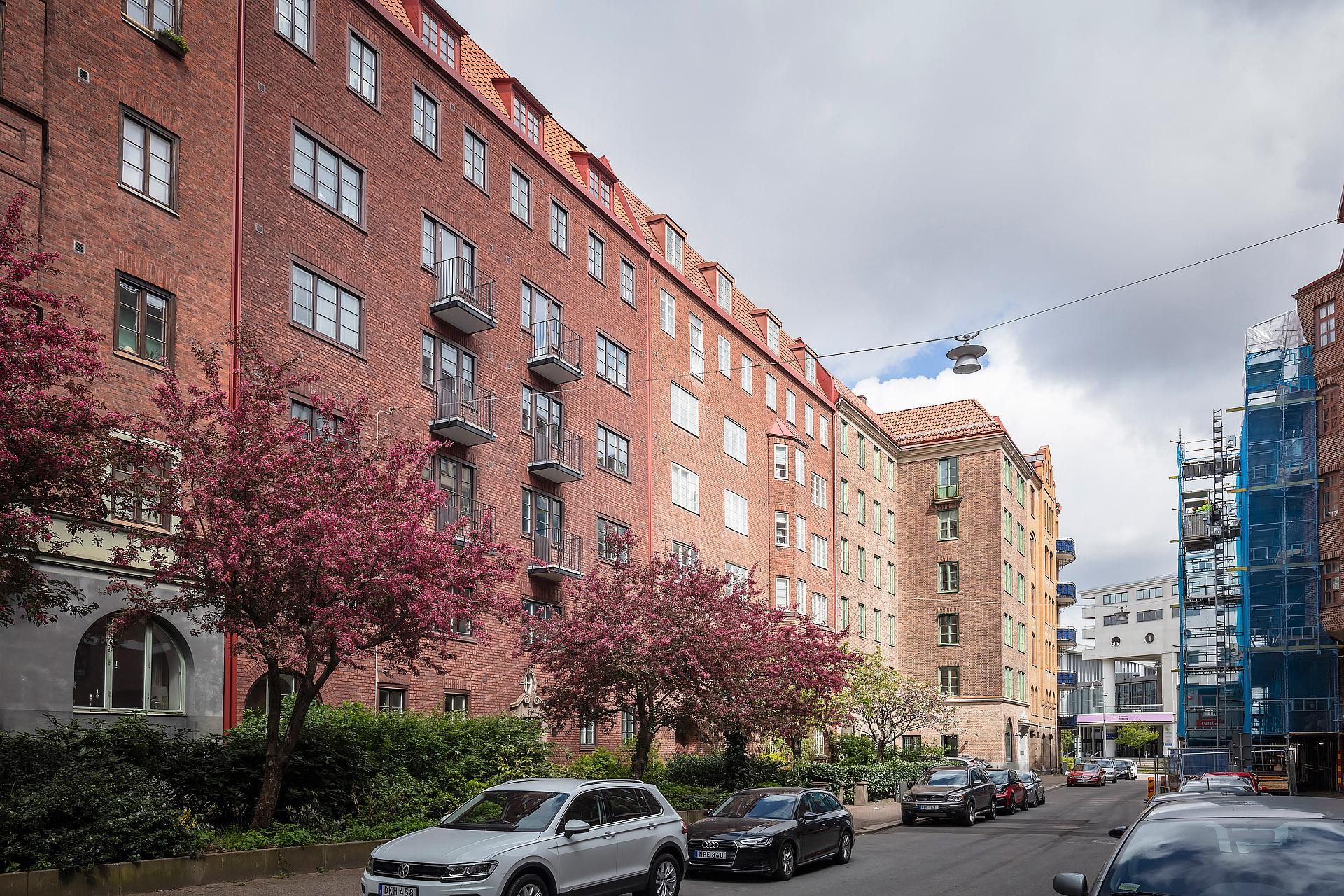 Pampig fastighet signerad 1914 med vacker förträdgård