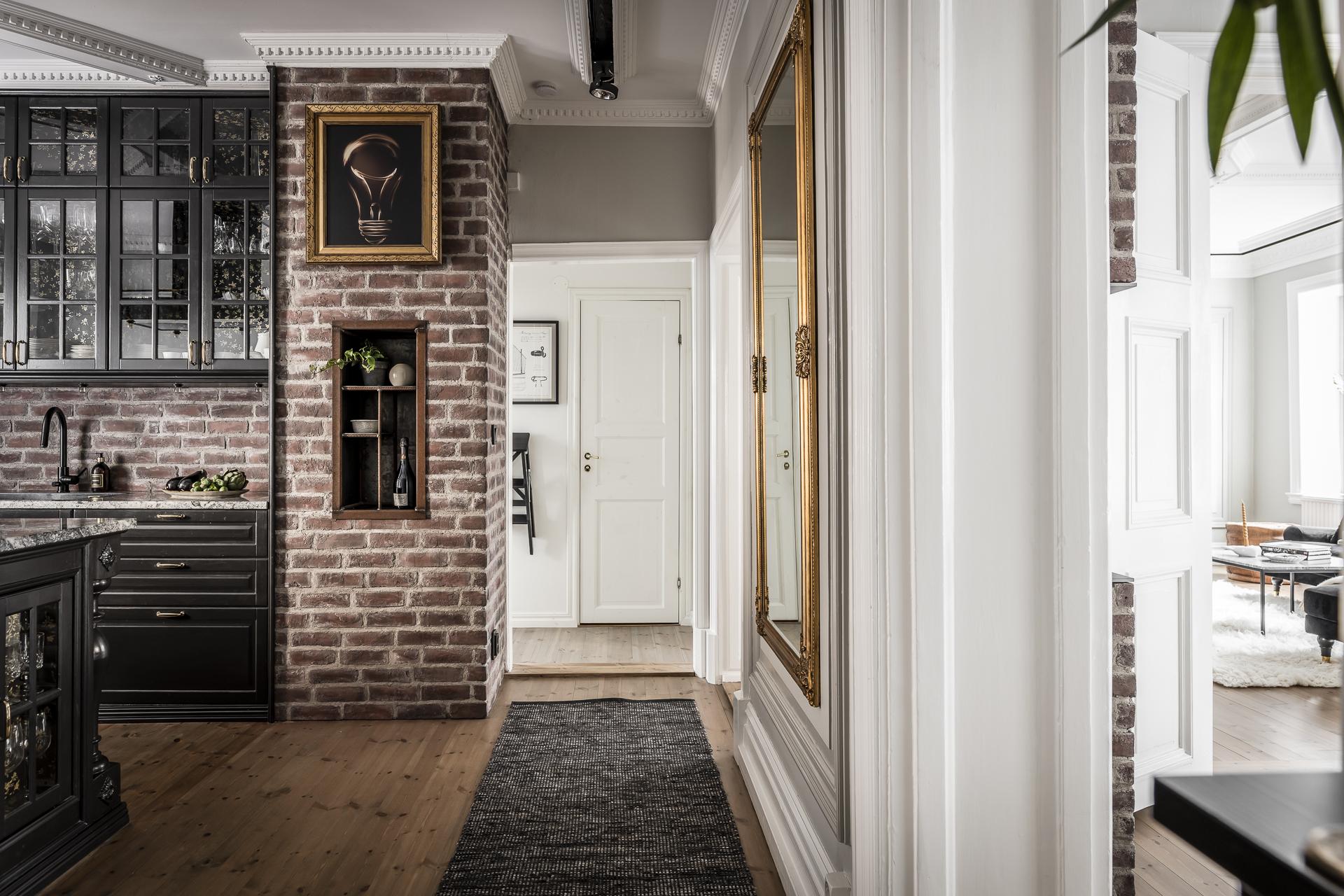 Den guldberamade tavlan med glödlampan döljer en liten hemlighet