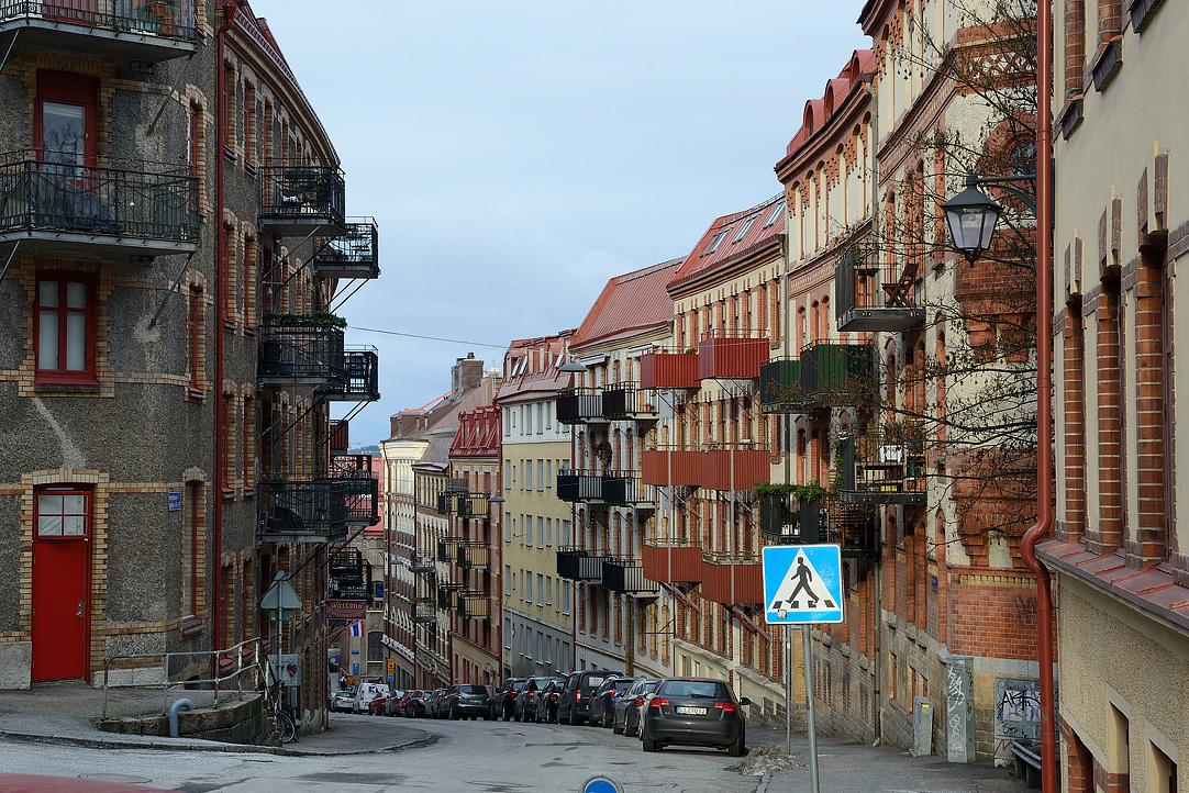 Röda balkongen högst upp på höger sida!