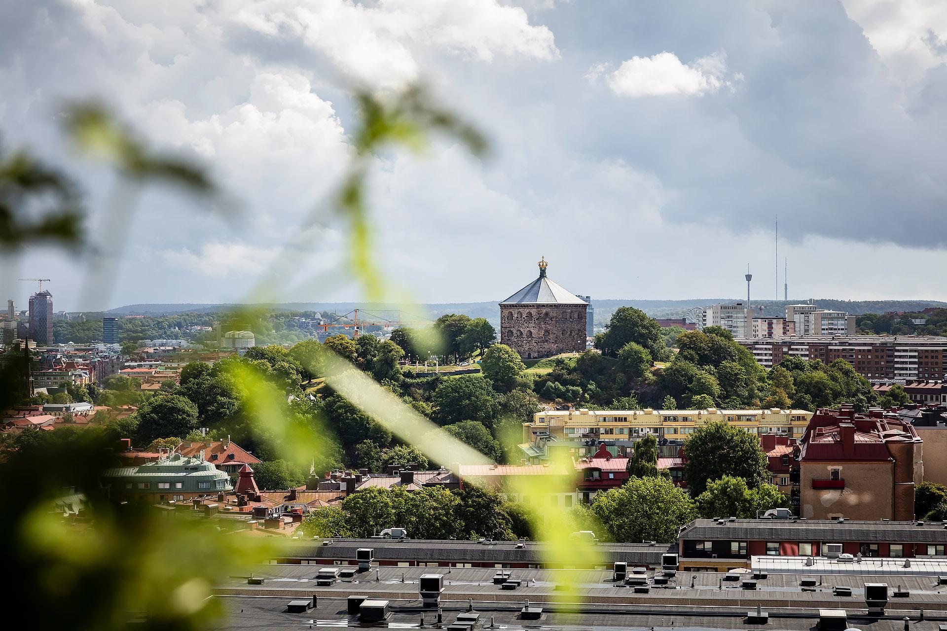 Skansen kronan i blickfånget som en av flera kända landmärken man ser från detta hem.