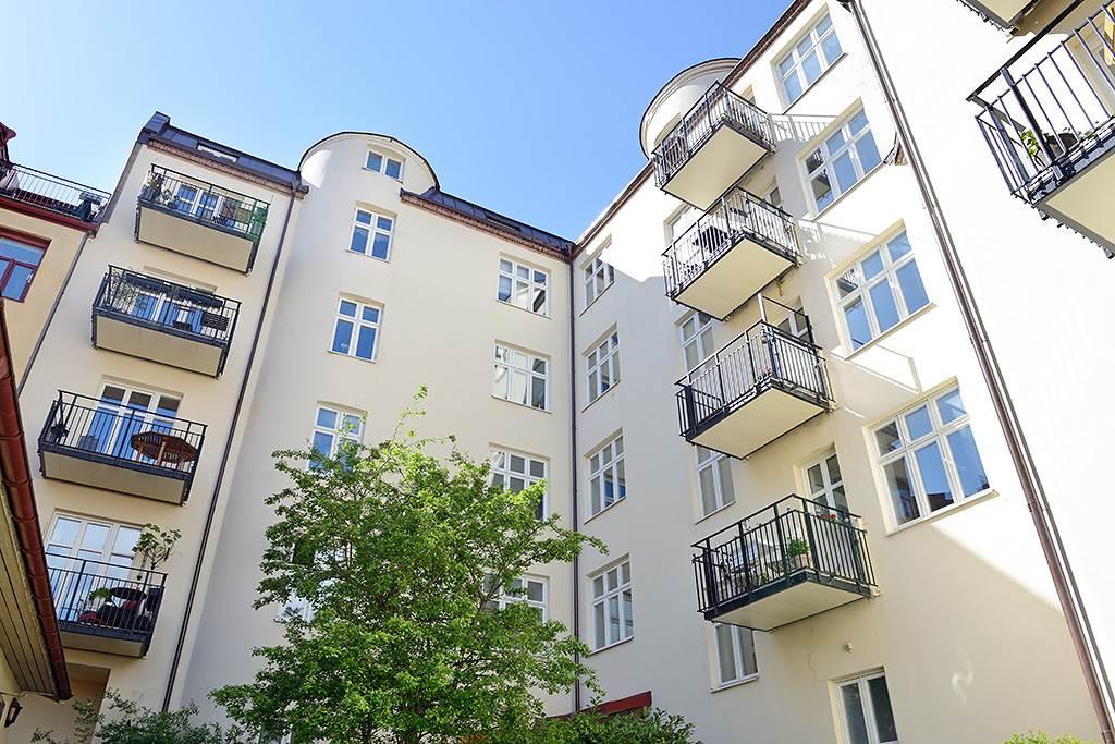 Balkongen näst högst upp till höger