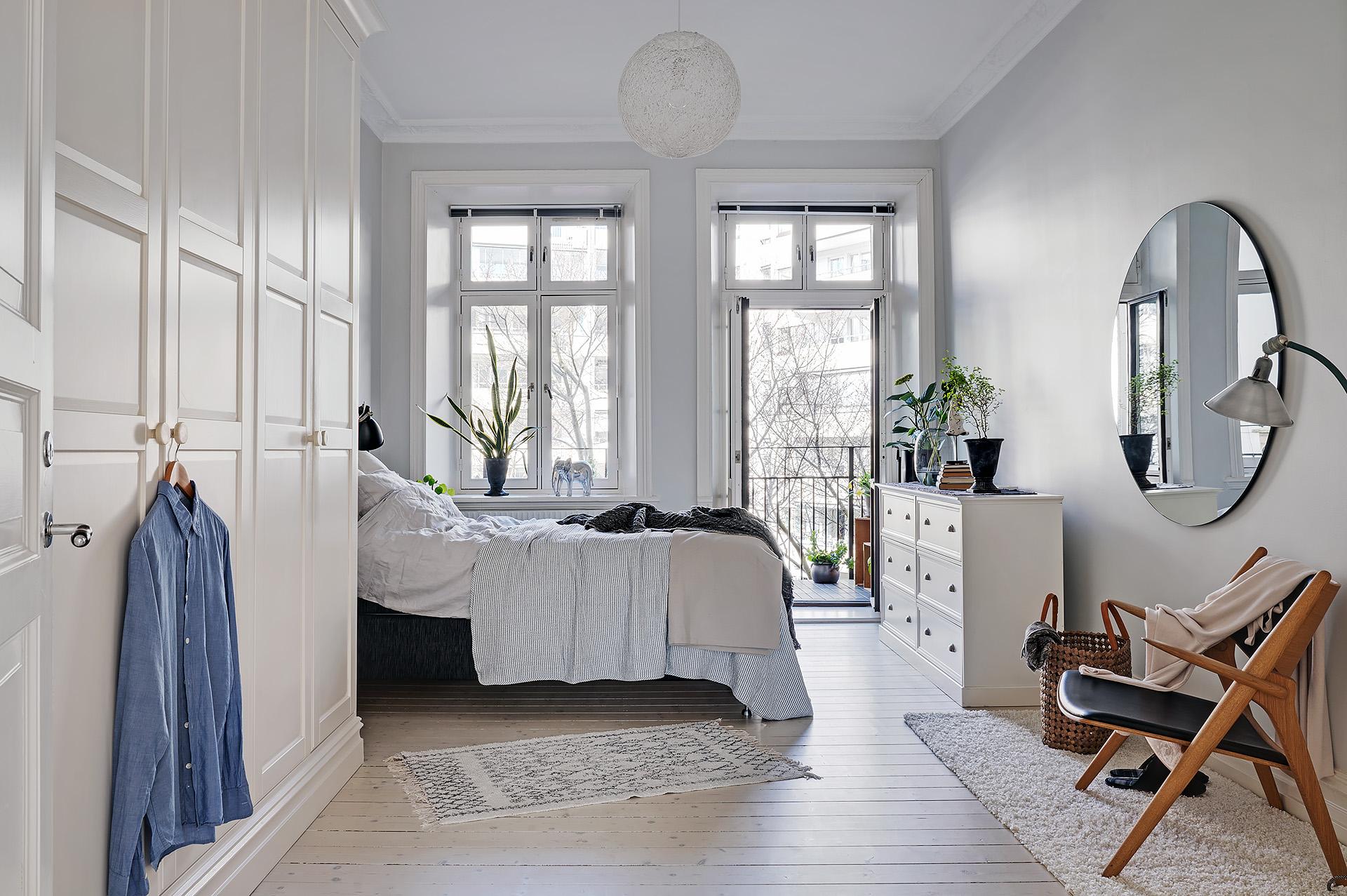 Master bedroom mot den tysta innergården